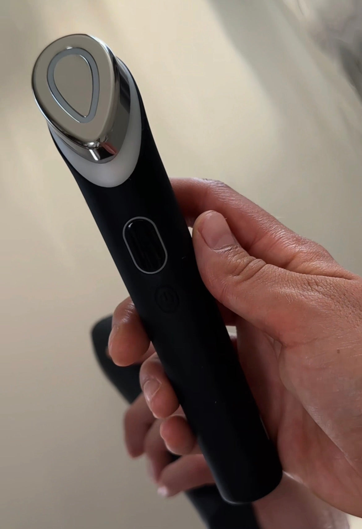 Das Skinqira Gerät in der Hand
